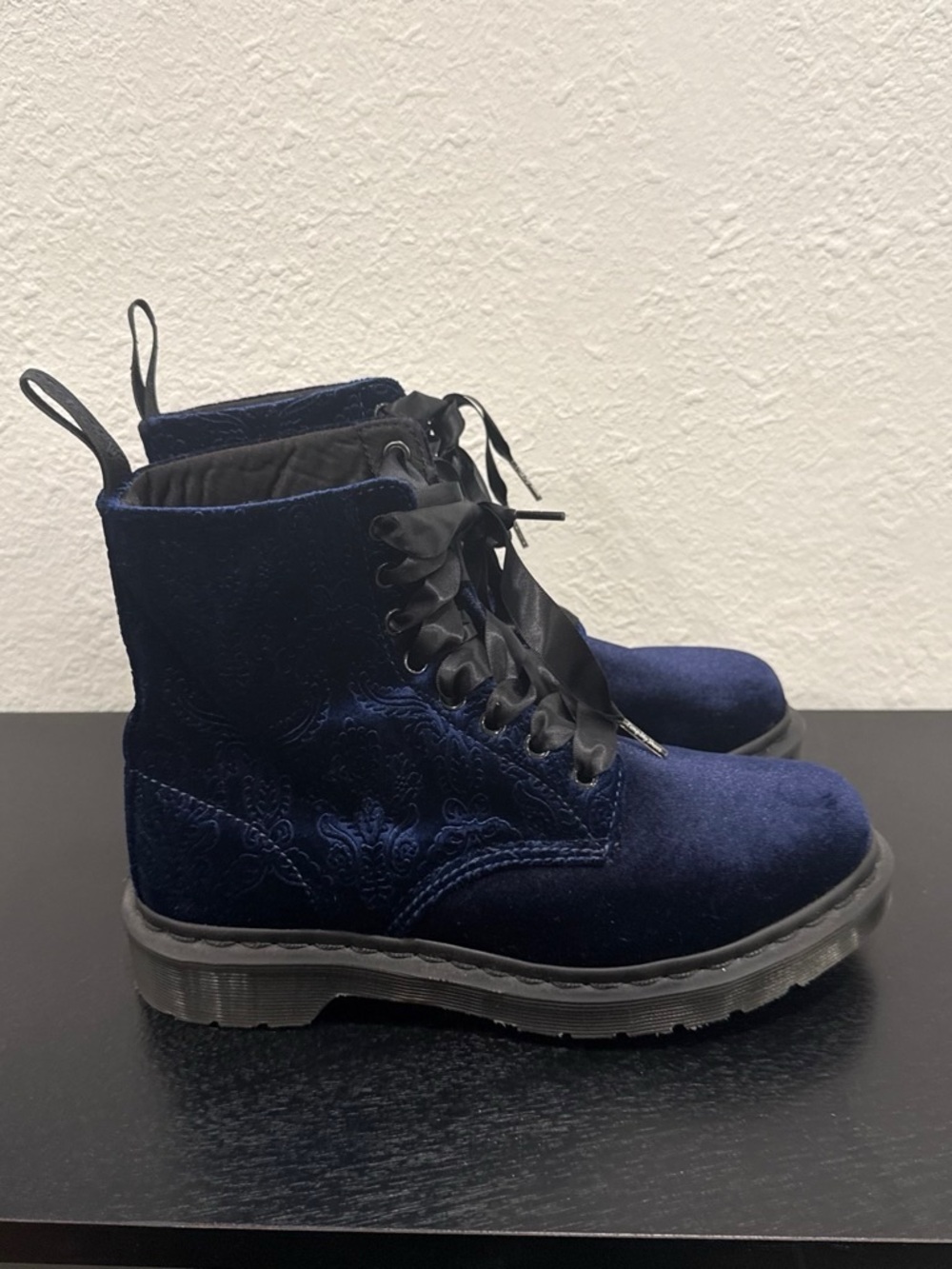 Dr Martens Navy Velvet Lace-Up Combat Boots Women’s Sz 7